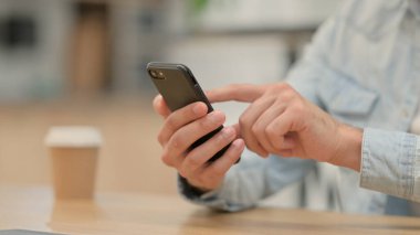 Samrtphone 'a göz atan genç adama yaklaş