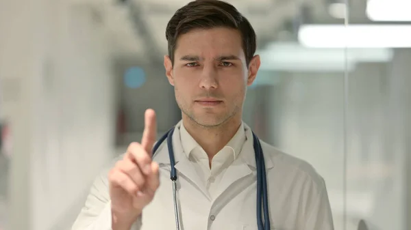 指のジェスチャーで兆候を示さない医師の肖像 — ストック写真