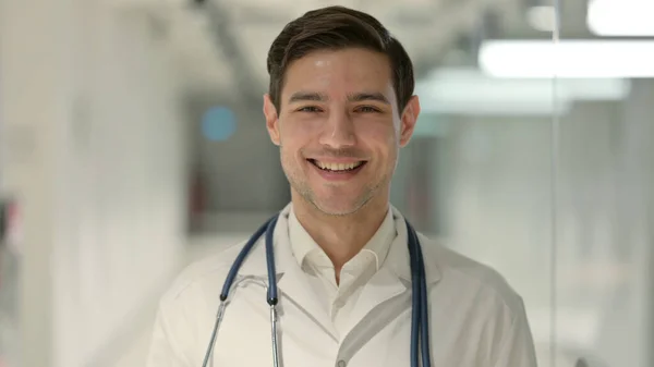 Retrato do doutor sorrindo para a câmera — Fotografia de Stock