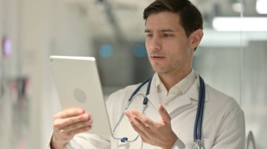 Tablette Video Sohbeti Yapan Doktorun Portresi