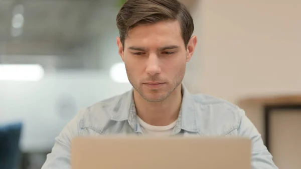 A Laptopon dolgozó fiatalember közeli képe — Stock Fotó