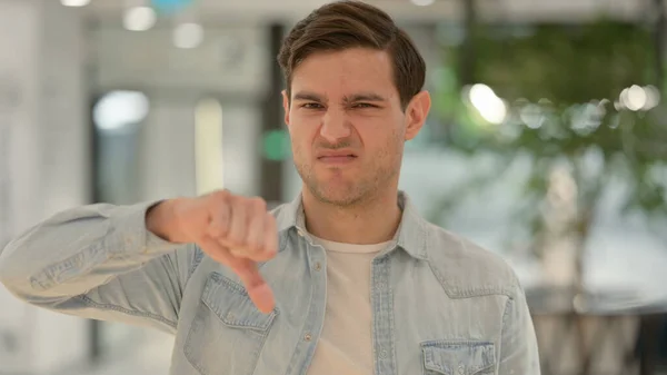 Retrato de pulgares hacia abajo Gesto de Joven — Foto de Stock