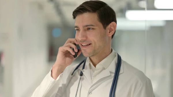 스마트폰 으로 말하는 의사의 모습 — 스톡 사진