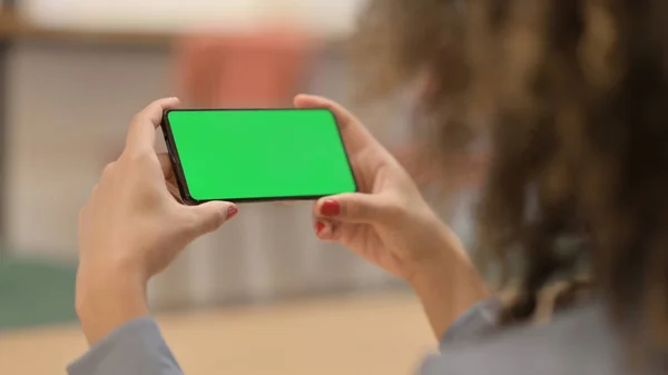 Mujer africana mirando Smartphone con pantalla clave de croma verde —  Fotos de Stock