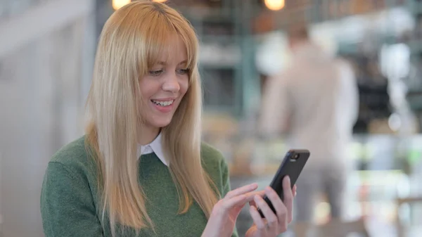 Žena používající Smartphone, Browsing internet — Stock fotografie