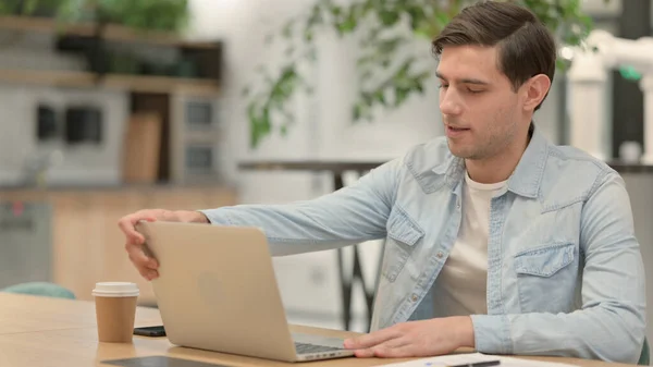 Jovem homem abrindo laptop para o trabalho — Fotografia de Stock
