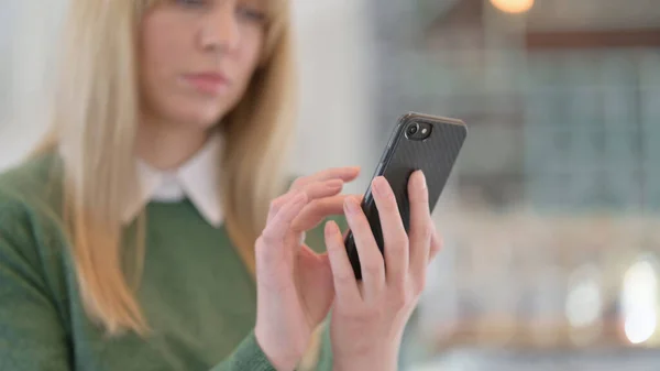 Nahaufnahme einer Frau mit Smartphone — Stockfoto