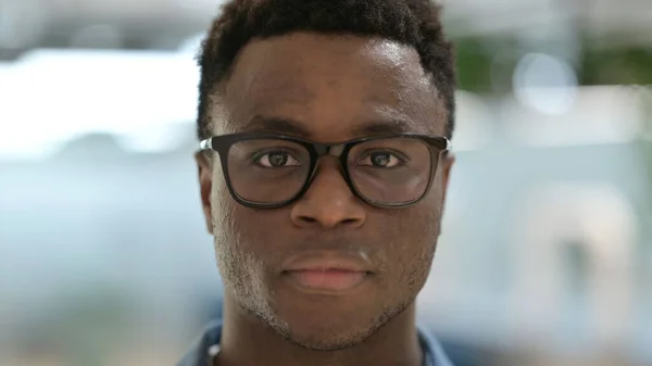 Close up do homem africano olhando para a câmera — Fotografia de Stock