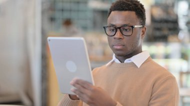 Kafede Tablet kullanan Afrikalı Adam 