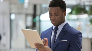 Modern Ofiste Tablet kullanan Afrikalı İşadamı