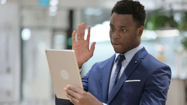 现代办公室的非洲商人在平板电脑上的视频呼叫 — 图库照片