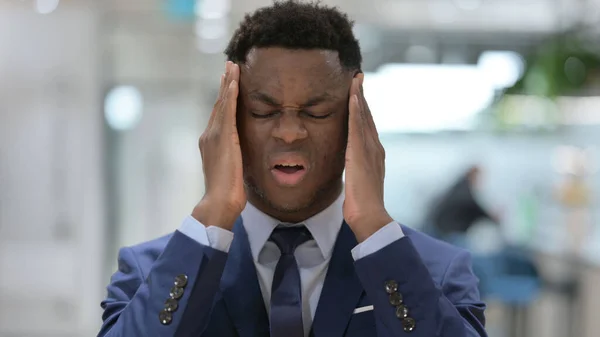 Portrét afrického podnikatele s bolestí hlavy — Stock fotografie