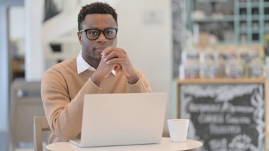 Bilgisayarda çalışırken Kameraya Bakan Afrikalı Adam 