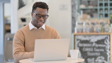 Bilgisayarda Afrikalı Adam Konuşuyor 