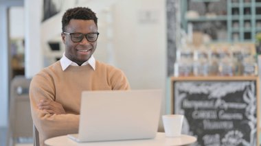 Kafe 'deki laptopta Afrikalı Adam Konuşuyor 