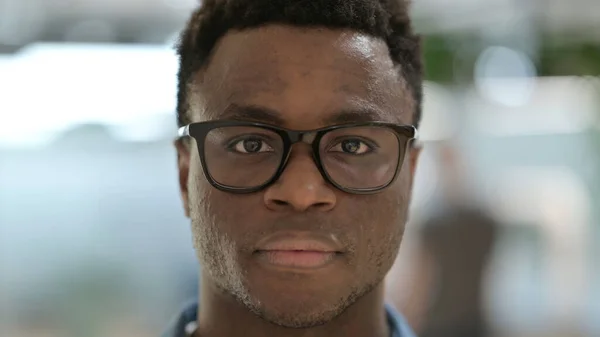 Close up de homem africano sorrindo para a câmera — Fotografia de Stock