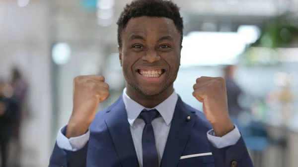 Portrét vzrušeného afrického podnikatele slavícího úspěch — Stock fotografie