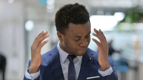 Portrét afrického podnikatele Pocit šoku, překvapení — Stock fotografie
