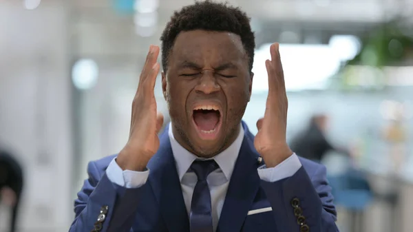 Portrét afrického podnikatele křičící, křičící — Stock fotografie