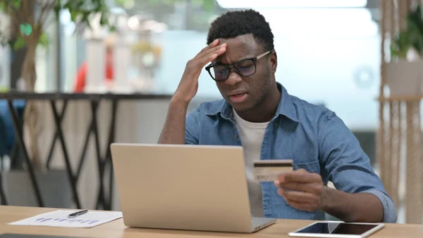 Online nákupní platební neschopnost na notebooku od African Man — Stock fotografie