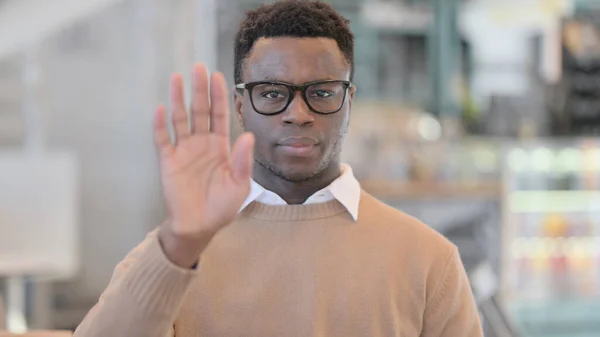 Afrikansk man visar Stop Sign av Hand — Stockfoto