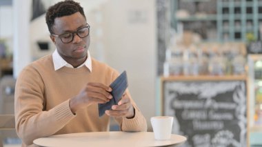 Cafe 'de Cüzdan Kontrol eden Afrikalı Adam 