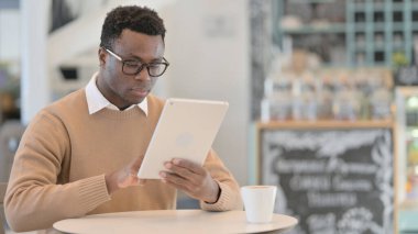 Kafede Tablet kullanan Afrikalı Adam 