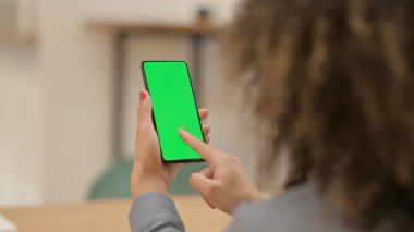 Yeşil Ekran ile Akıllı Telefon Kullanan Afrikalı Kadın 