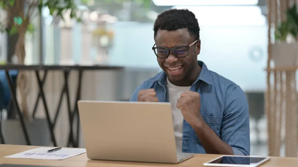 Úspěšný africký muž slaví na notebooku — Stock fotografie