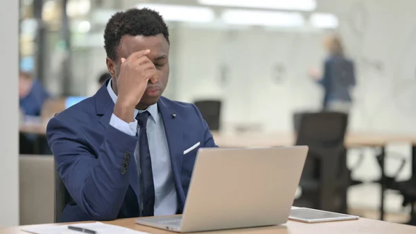Afričtí podnikatelé reagují na ztrátu během používání notebooku — Stock fotografie