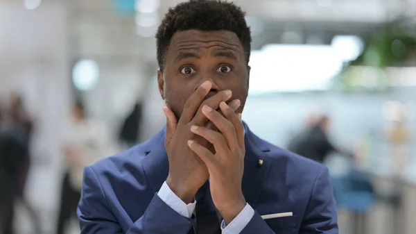 Portrét šokovaného afrického podnikatele — Stock fotografie