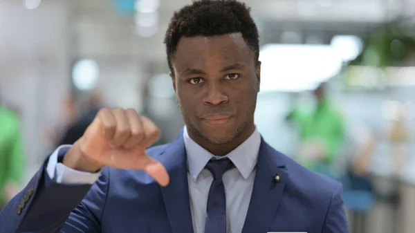 Portrét palce dolů gesto od afrického podnikatele — Stock fotografie