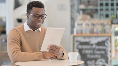 Cafe 'de Video Sohbeti sırasında İnternette Konuşan Afrikalı Adam 