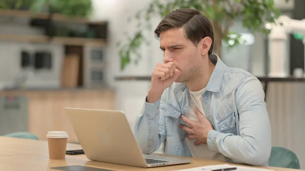 Junger Mann mit Laptop hat Husten — Stockfoto