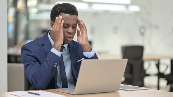 Afričtí podnikatelé s bolestí hlavy Práce na notebooku — Stock fotografie