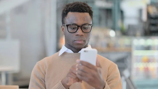 African Man za pomocą smartfona, Przeglądanie — Zdjęcie stockowe