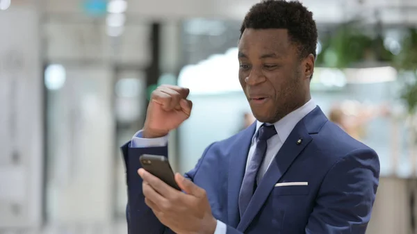 Un homme d'affaires africain prospère célèbre sur Smartphone — Photo