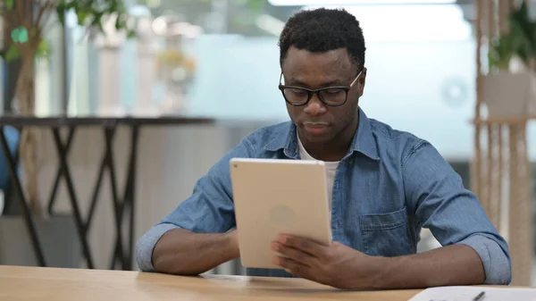 Homem Africano usando Tablet no escritório moderno — Fotografia de Stock