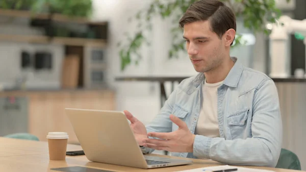 Jovem fazendo Video Chat no Laptop — Fotografia de Stock