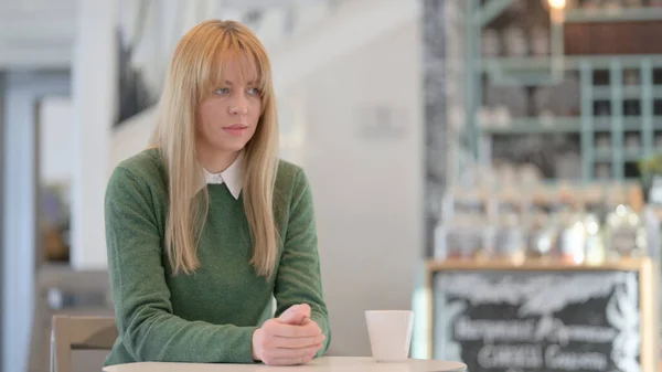 Verontrustende vrouw zit in het café — Stockfoto