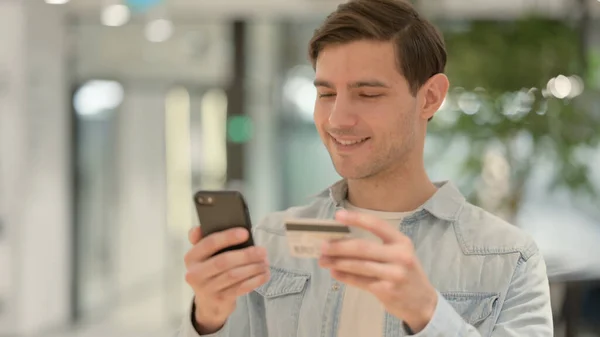 Young Man Shopping Online on Smartphone — Stock Photo, Image