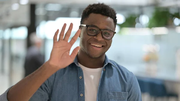 Portret van Afrikaanse man zwaaiend, verwelkomend — Stockfoto