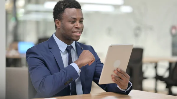 Vídeo Chamada em Tablet por Empresário Africano no Trabalho — Fotografia de Stock