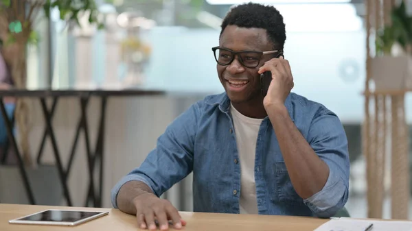 African Man Talking on Smartphone in Modern Office — Stock fotografie