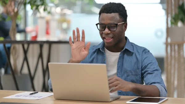 African Man Mówienie na wideo Połączenie na laptopie — Zdjęcie stockowe