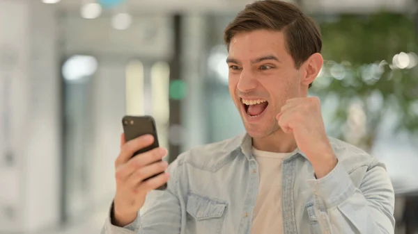 Ritratto di giovane uomo che festeggia su Smartphone — Foto Stock