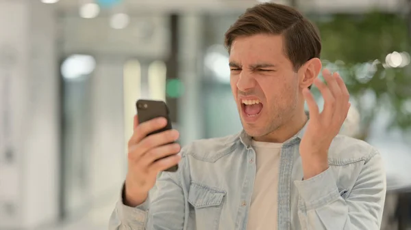 Akıllı Telefon 'da Genç Kayıp Adam' ın Portresi — Stok fotoğraf