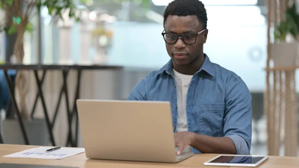 African Man Praca na laptopie w nowoczesnym biurze — Zdjęcie stockowe