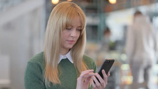 Portrét ženy pomocí chytrého telefonu — Stock fotografie