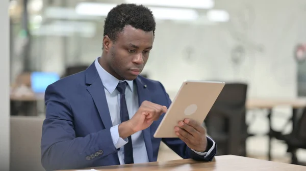非洲商人在工作中使用平板电脑 — 图库照片